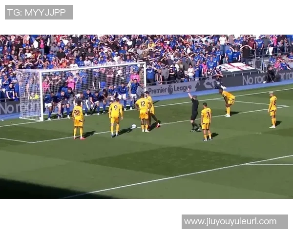 文莱门将遭逼抢慌乱二次抱球被判禁区内间接任意球引发热议 文莱门将遭逼抢慌乱二次抱球被判禁区内间接任意球引发热议