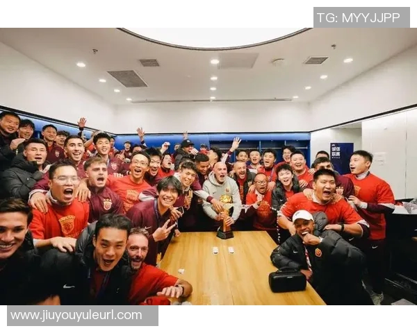 海港新闻官分享球队全家福穆斯卡特居中六名外援齐聚一堂 海港新闻官分享球队全家福穆斯卡特居中六名外援齐聚一堂